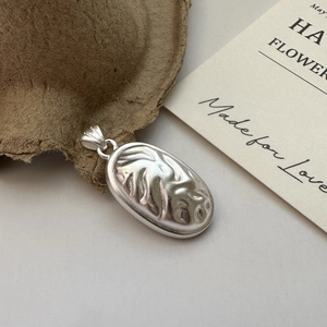 Textured S925 sterling silver oval pendant with vintage embossed leaf vein pattern