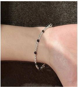 Vue détaillée du bracelet en argent S925 avec perles d'agate noire au style vintage chic