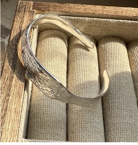 Gros plan sur le bracelet jonc en argent S925 avec texture martelée vintage