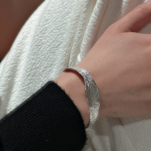 Bracelet jonc ouvert en argent S925 au design vintage avec texture de lave irrégulière