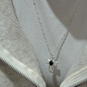Elegante S925 Sterling Silber Kreuzhalskette mit zentralem schwarzem Edelsteinanhänger