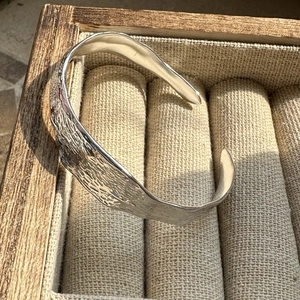 Bracelet jonc ouvert en argent sterling S925 avec texture martelée rétro en boîte à bijoux