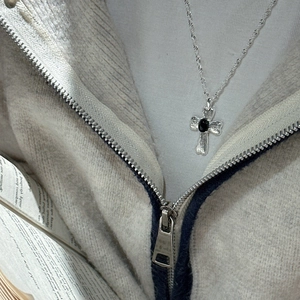 Minimalistische S925 Silber Kreuzkette mit schwarzem Edelstein und Vintage-Struktur