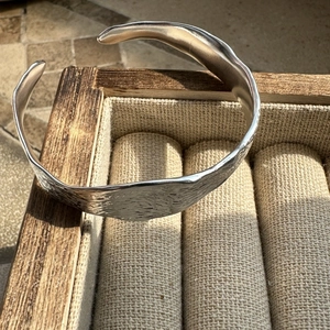 Bracelet jonc minimaliste en argent S925 avec texture martelée vintage élégante