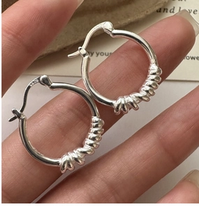 Gros plan de boucles d'oreilles en argent S925 avec un design de nœud en spirale unique