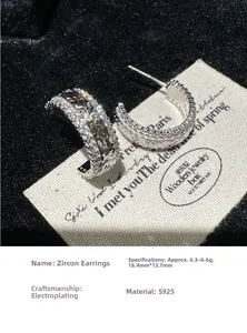 Gros plan de boucles d'oreilles en argent S925 et zircon avec dimensions sur velours