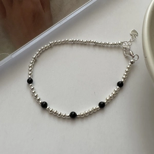 Bracelet élégant en argent sterling S925 avec perles d'onyx noir et fermoir mousqueton