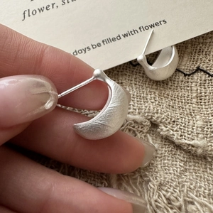 S925 sterling silver crescent stud earrings with matte vintage texture and hallmark