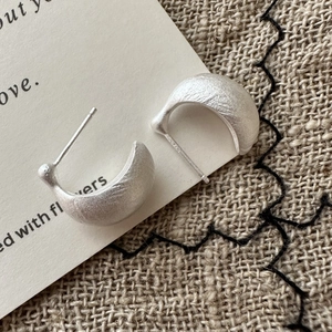 Minimalist S925 sterling silver C-shaped stud earrings with vintage matte brushed finish