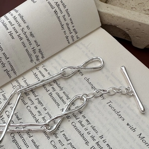 Minimalist S925 sterling silver chain bracelet featuring irregular links and OT toggle clasp