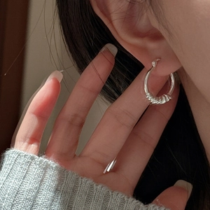 Boucles d'oreilles créoles en argent S925 avec design noué et texturé pour femme
