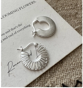 Detailed close-up showing S925 sterling silver hallmark and pleated texture earring