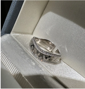 Détail macro de la bague vague en argent S925 avec texture scintillante et zircons