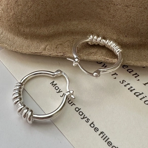 Boucles d'oreilles créoles nouées en argent S925 avec design spirale rétro élégant