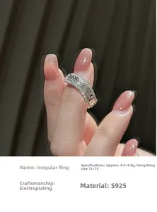 Détail macro d'une bague ondulée en argent S925 avec serti de micro-zircones