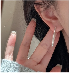 Orecchini a gancio in argento sterling S925 lucido su modella con design minimalista