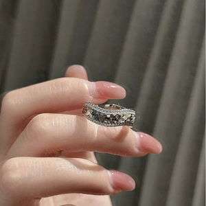 Vue détaillée d'une bague ondulée en argent S925 avec texture glace et zircons