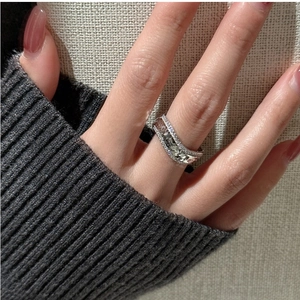 Gros plan d'une bague vague en argent S925 avec zircons sur une main
