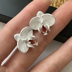 S925 silver orchid stud earrings with matte brushed finish and garnet red gemstones