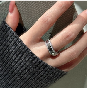 Détail macro de la bague vague en argent S925 sertie de zircons blancs brillants