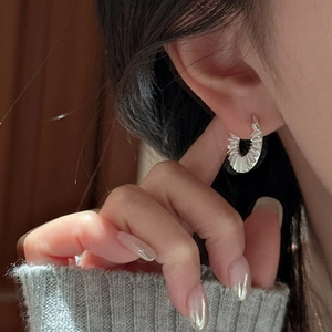 S925 sterling silver pleated C-shape earrings with a modern texture on model