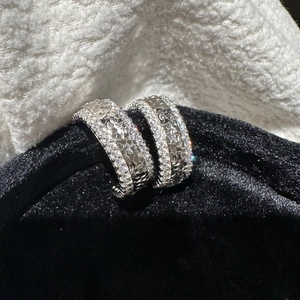 Boucles d'oreilles S925 en argent sterling avec zircons brillants au design givré