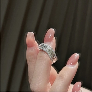 Détail de la bague ondulée en argent S925 avec cristaux scintillants sertis pavé