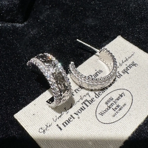 Boucles d'oreilles créoles C en argent S925 vintage avec zircons scintillants pavés