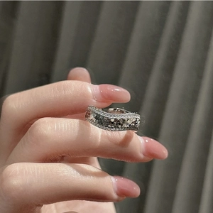 Détail de la bague vague en argent S925 avec pavage scintillant de pierres en zircone