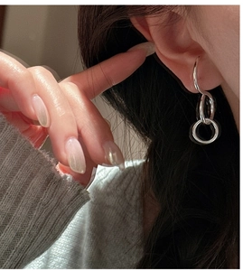 Detailaufnahme von S925 Sterling Silber Creolen mit mehreren Ringen am Ohr getragen