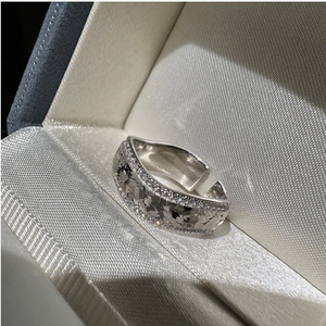 Détail de la bague vague en argent S925 avec texture scintillante et pavé de zircons
