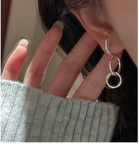 Nahaufnahme der S925 Sterling Silber Wellen-Ohrringe mit doppelten Ringen am Modell