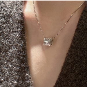 Détail du collier cylindre en argent sterling S925 avec finition texturée martelée