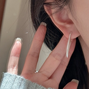 Eleganti orecchini a cerchio geometrici a triangolo lungo in argento S925 su modella
