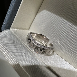 Bague vague en argent S925 étincelante avec double rangée de cristaux et gravures