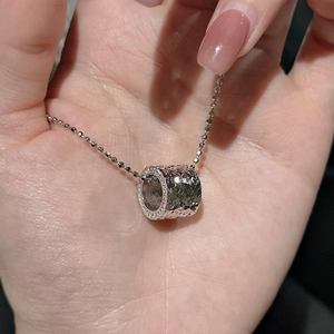 Détail du collier pendentif barillet en argent S925 avec facettes géométriques et cristaux