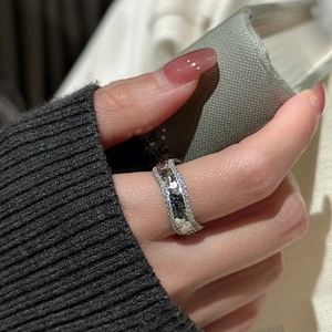 Bague large en argent S925 avec texture martelée et bordures scintillantes en zircon