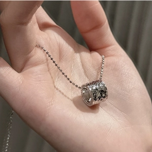 Détail du pendentif cylindrique en argent S925 avec une texture martelée élégante