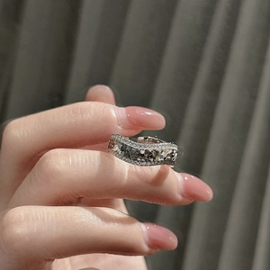 Bague ondulée élégante en argent S925 avec cristaux double rangée et texture diamant étoilé