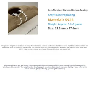 Détail macro des boucles d'oreilles en argent S925 avec motifs géométriques en diamant