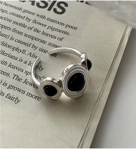 Macro shot of S925 sterling silver ring with three vertical black onyx oval stones