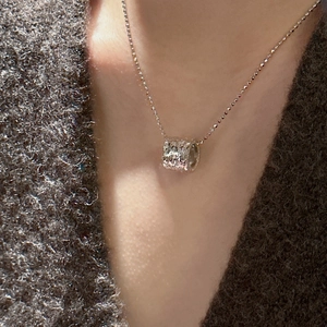 Collier minimaliste en argent S925 avec pendentif cylindrique texturé porté par un mannequin