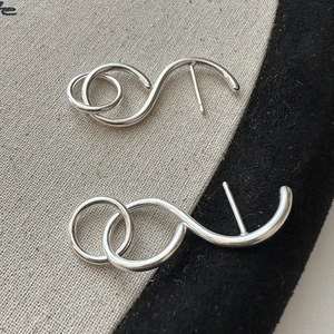Minimalistische Creolen aus S925 Sterlingsilber mit spiralförmigem geometrischem Design