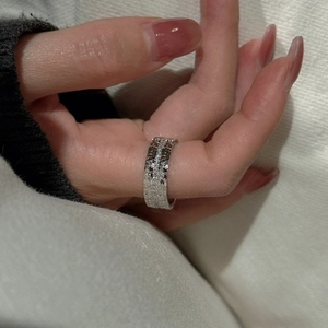 S925 sterling silver hammered texture ring with sparkling white zircon inlay on finger