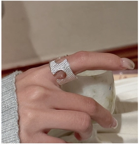 Detail showing an S925 sterling silver ring with H-shaped hollow and vertical texture