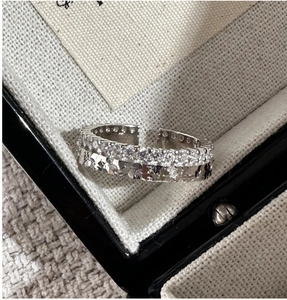 Macro di anello a doppio strato in argento con pavé di zirconi e finitura martellata lucida