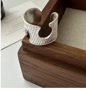 Close-up of S925 sterling silver ring featuring vintage vertical textured surface and curves
