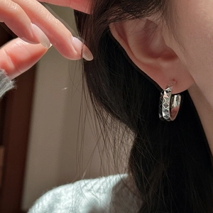 Boucles d'oreilles créoles en argent sterling S925 avec texture cloutée punk chic