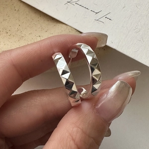 Créoles en argent sterling S925 avec texture pyramidale CNC géométrique pour femme
