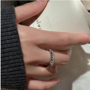Dettaglio dell'anello in argento 925 con micro-pave di zirconi sulla mano della modella